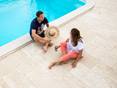 Une douceur incomparable sous vos pieds nus ! Terrasse en travertin couple et piscine