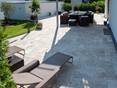 Dalles en travertin terrase chaise longues chaises et table