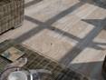 Natura se marie avec tout type de mobilier. Dalles Natura table et fauteuils de jardin