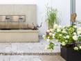 Un havre de paix sur la terrasse en travertin Rustic. Voici une parcelle de terrasse Rustic en travertin avec une magnifique fontaine et des fleurs