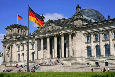 Der Reichstag in Berlin mit Fassade aus Deutmannsdorfer Sandstein