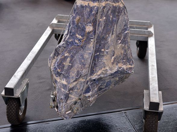 Naturstein auf einem Rollwagen