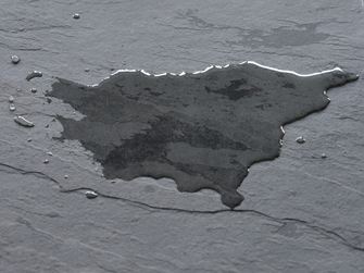 Sol en ardoise avec une flaque d´eau