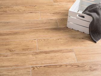 Feinsteinzeugfliesen Urban Honey mit Deko