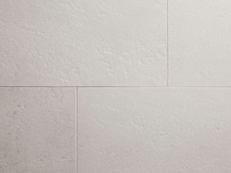 Carrelage en pierre calcaire Miros, finition brossée, vue de face