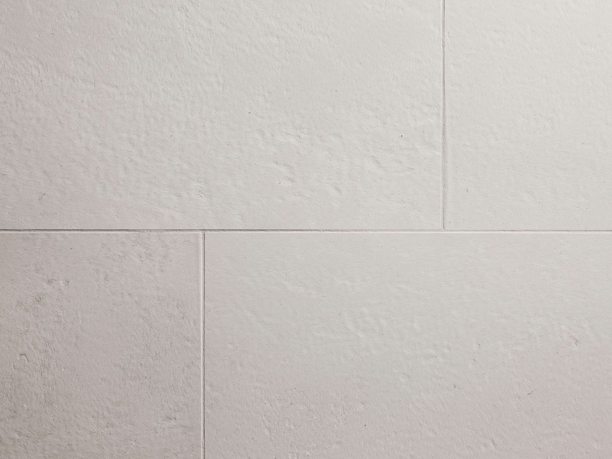 Carrelage en pierre calcaire Miros, finition brossée, vue de face