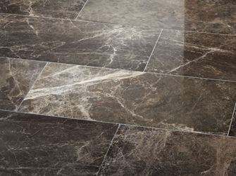 Marmor-Fliesen Emperador Dark seitlicher Winkel