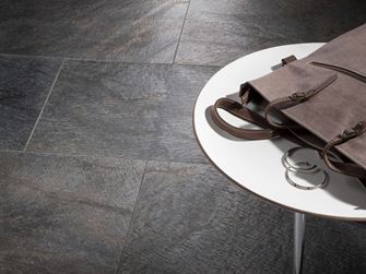 Quarzit-Fliesen Deoli Green mit Dekoration