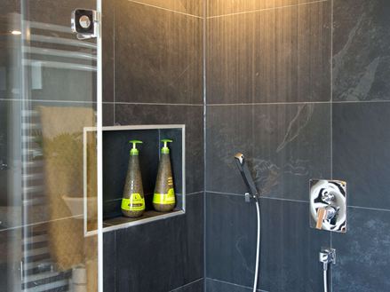 Douche avec carreaux d'ardoise Mustang