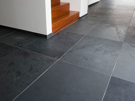 Kundenfoto:Schiefer-Fliesen Mustang, verlegt im Treppenbereich / Flur