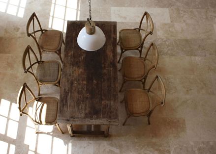 Rustikaler Esstisch auf Travertin Classic Light