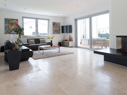 Travertinfliesen Classic Light im Wohnzimmer