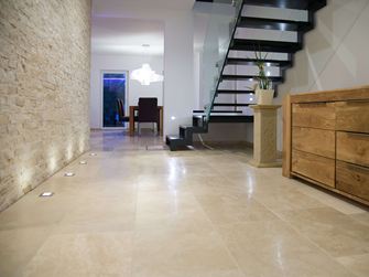 Eingangsbereich mit Travertinfliesen Medium Line