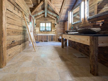 Salle de bains en bois avec carrelages en travertin Rustic