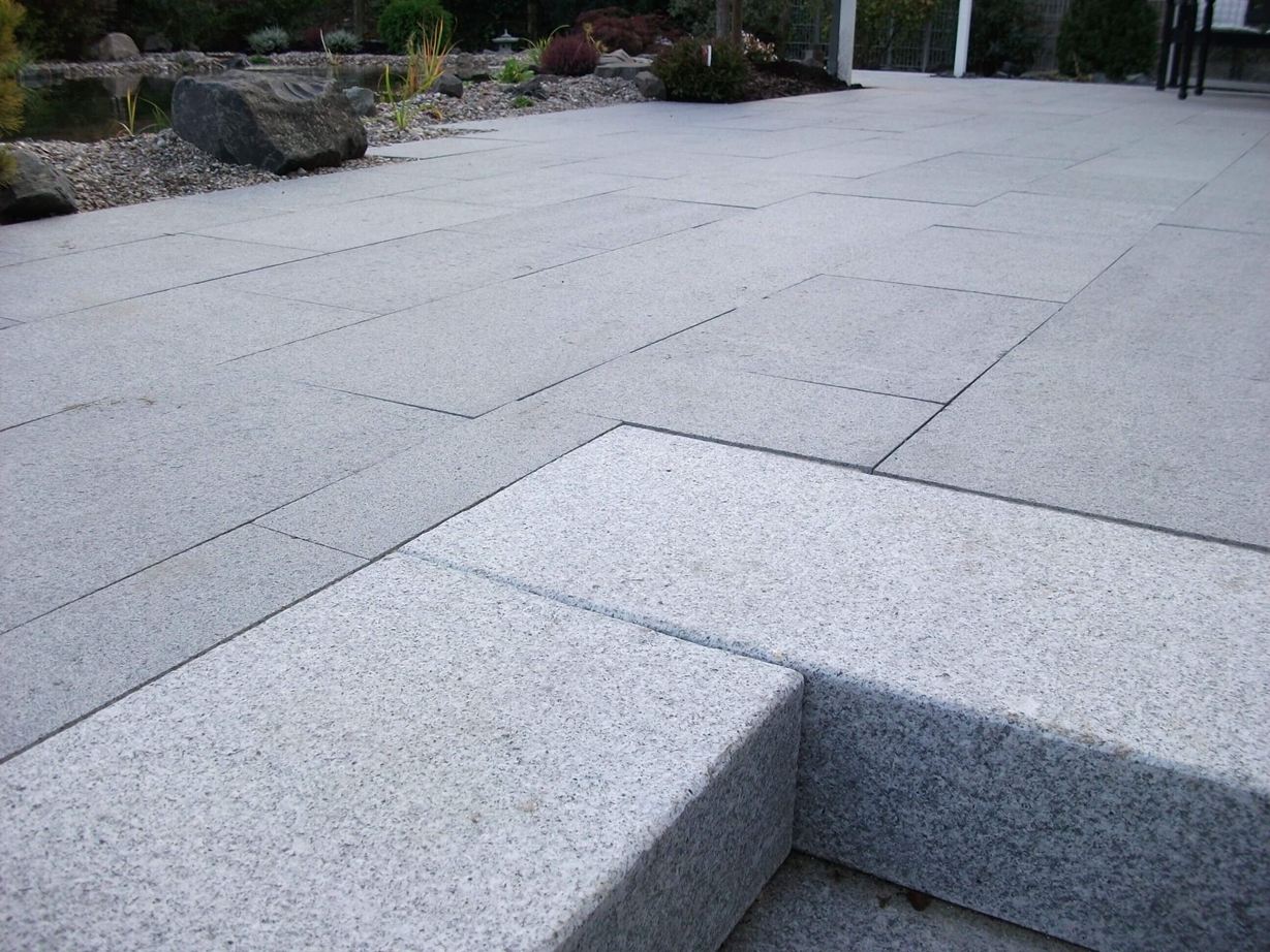 Terrasse moderne en granit gris