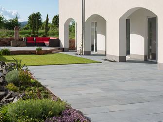 Weitläufige Terrasse mit Blausteinplatten