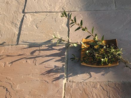 Sandstein-Platten Modak mit Dekoschale, Beeren und Ästen