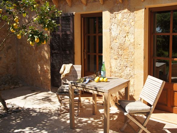 Sonnige Finca-Terrasse mit Travertin Medium