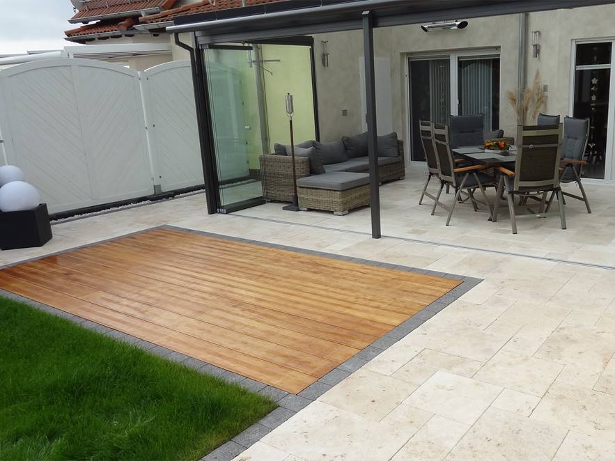 Kundenfoto: Travertin-Platten Medium SELECT, getrommelt, römischer Verband, verlegt auf Terrasse mit Wintergarten, Rasen und Terrassendeck aus Holz