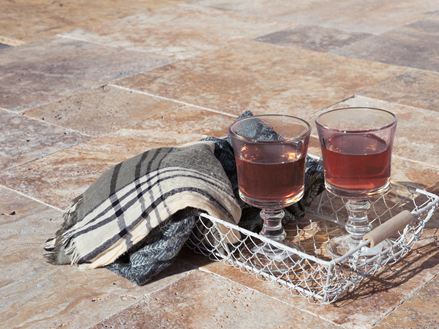 Getränke auf Travertinterrasse Scabas