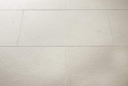 Pierre calcaire Miros avec surface brossée en beige clair