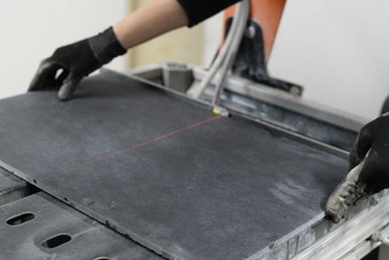 La pierre naturelle peut être coupée avec précision à l'aide d'un laser ou d'une échelle de mesure