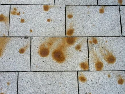 Dalles de granit avec taches