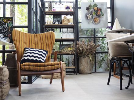 Fauteuil de style rétro dans un jardin d'hiver