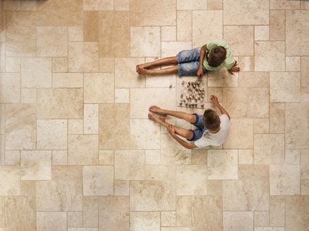 Le travertin Light dans un lien romain avec des enfants qui jouent