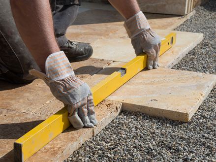 Wasserwaage zum Verlegen von Travertinplatten