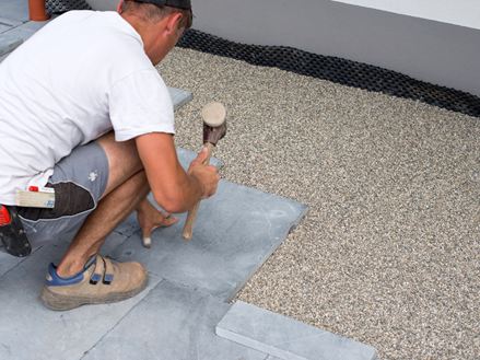 Mit etwas Geschick und Know-how ist das Verlegen von Naturstein kein Hexenwerk!