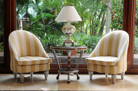 Un semblant d’exotisme apporté par du bois sombre et des pierres naturelles à l’aspect brillant