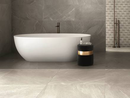 Salle de bain avec carrelage en effet ardoise Canyon Pearl en gris clair et beige