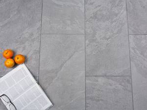 Ces carreaux effet ardoise ont de doux tons de gris. Grès cérame en forme d'ardoise à décor orangé